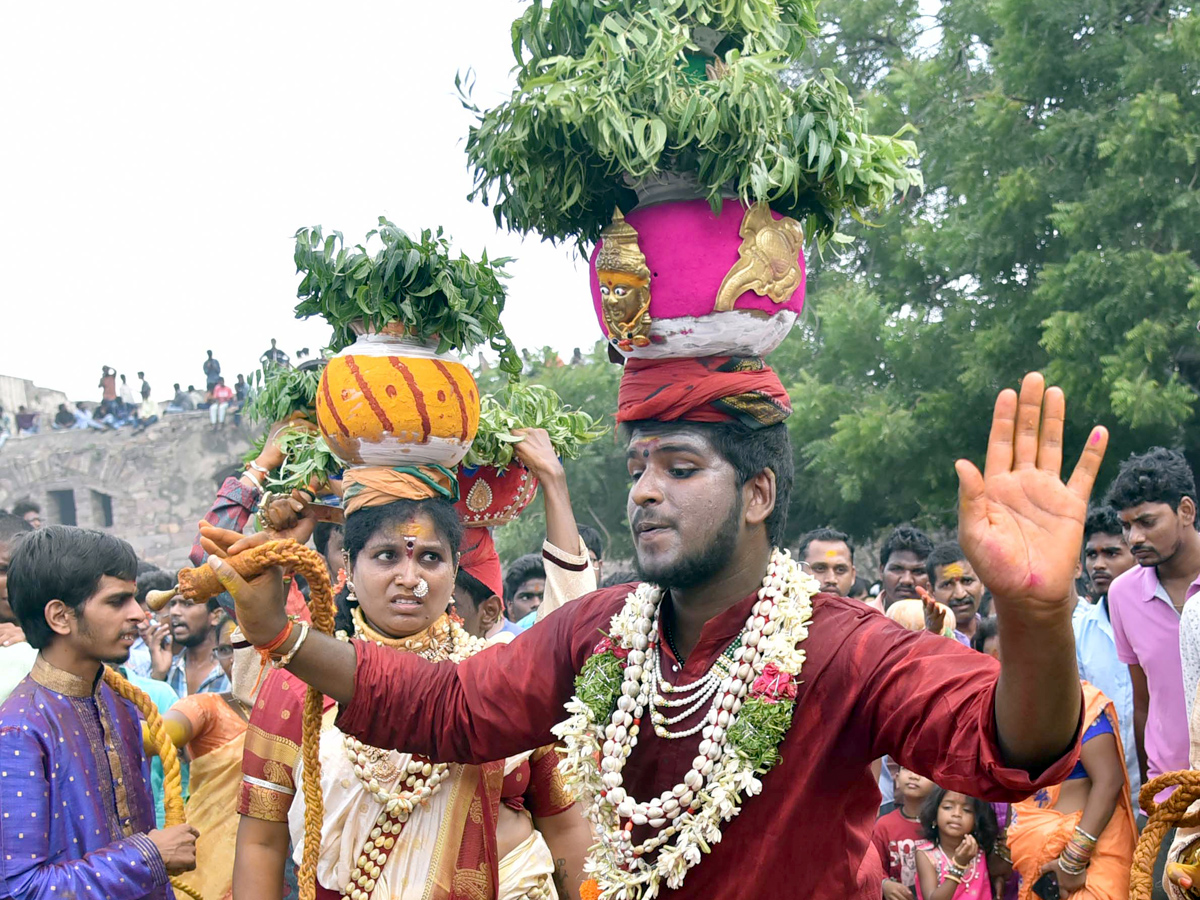 Bonalu festival kicks off at Golconda Fort Photo Gallery - Sakshi1