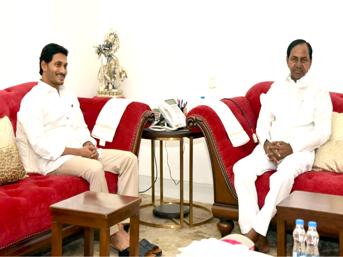 AP CM YS Jagan meets CM KCR at Pragati Bhavan - Sakshi1