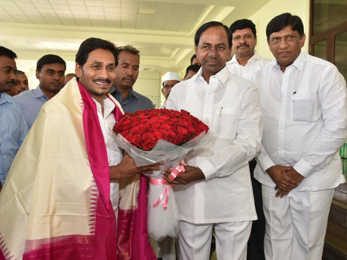 AP CM YS Jagan meets CM KCR at Pragati Bhavan - Sakshi8