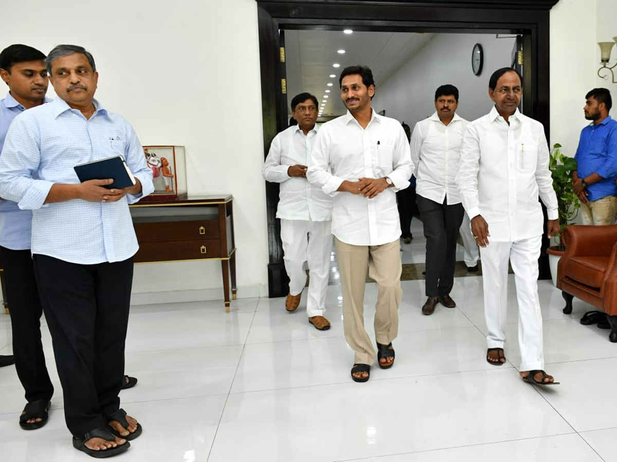 AP CM YS Jagan meets CM KCR at Pragati Bhavan - Sakshi2