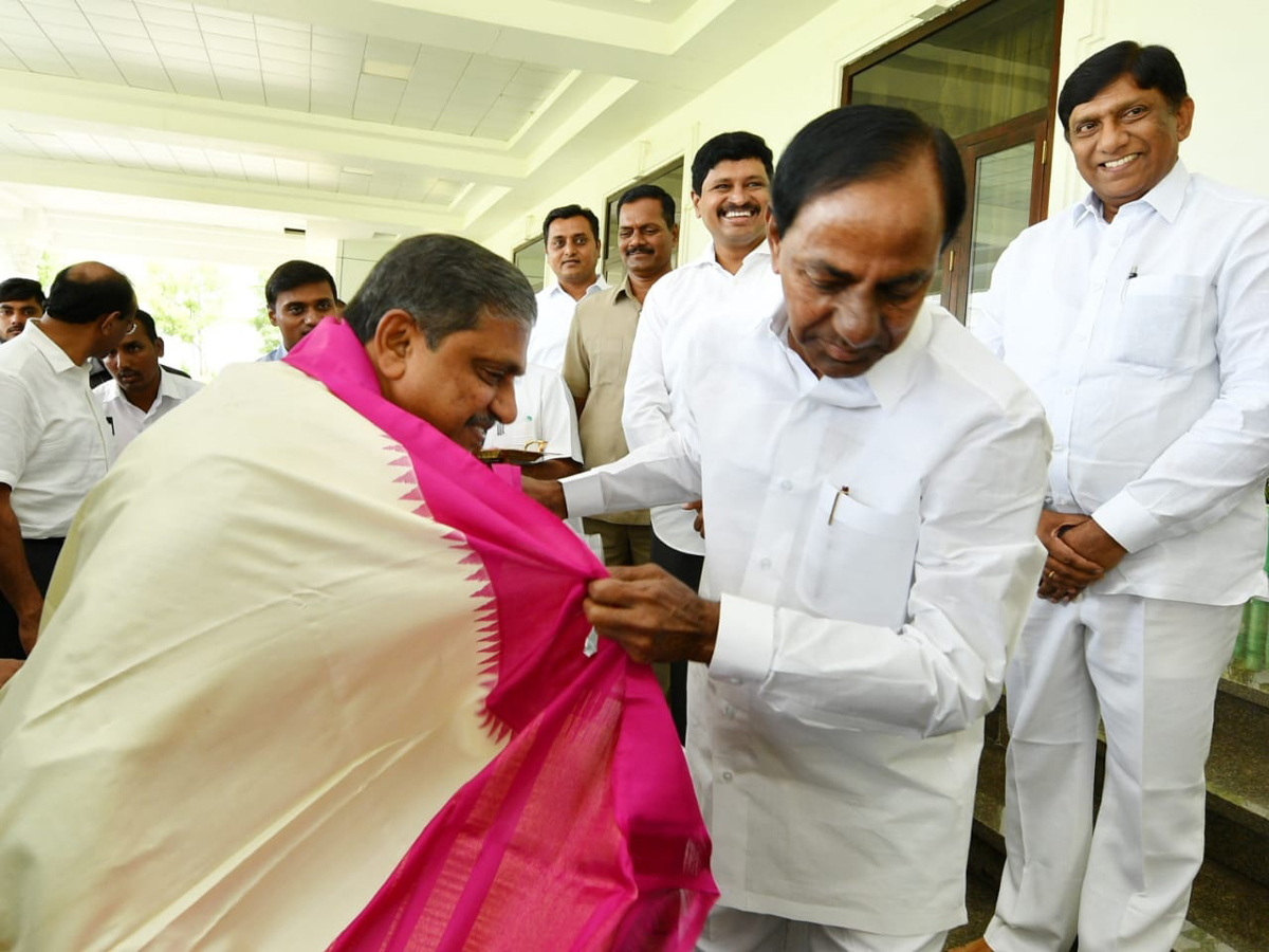 AP CM YS Jagan meets CM KCR at Pragati Bhavan - Sakshi4