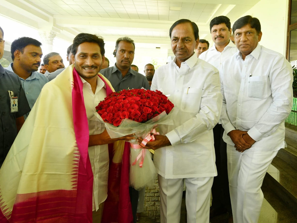 AP CM YS Jagan meets CM KCR at Pragati Bhavan - Sakshi5