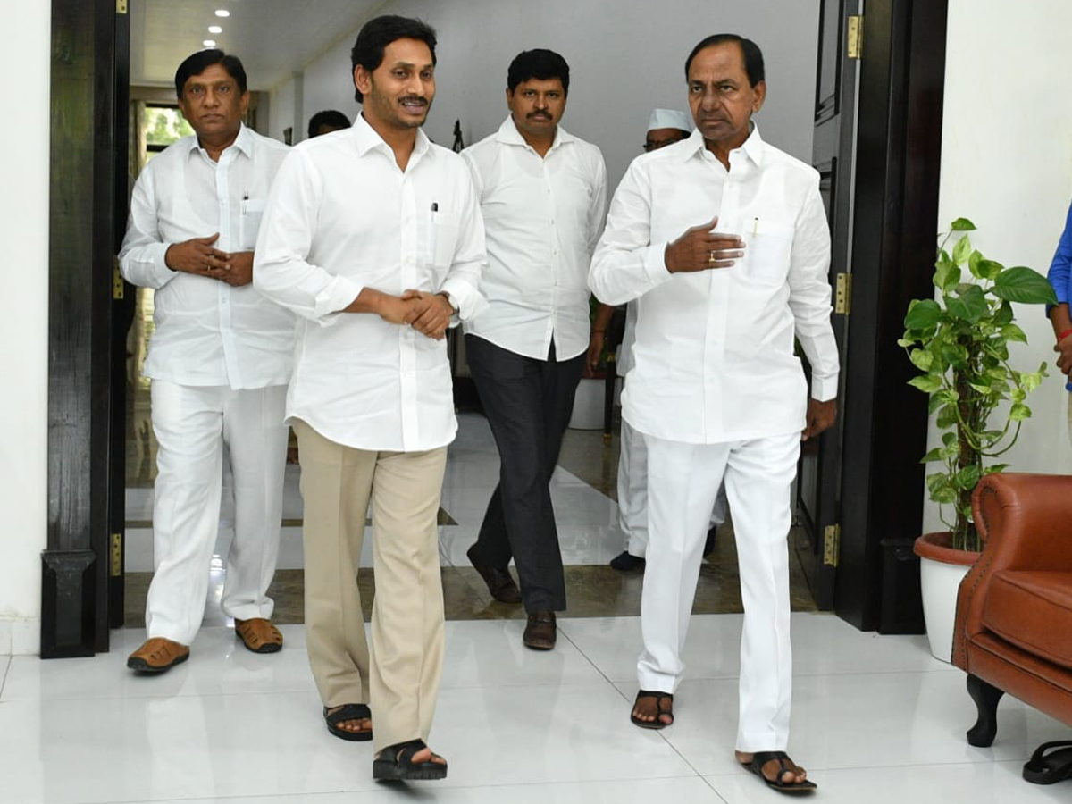 AP CM YS Jagan meets CM KCR at Pragati Bhavan - Sakshi6
