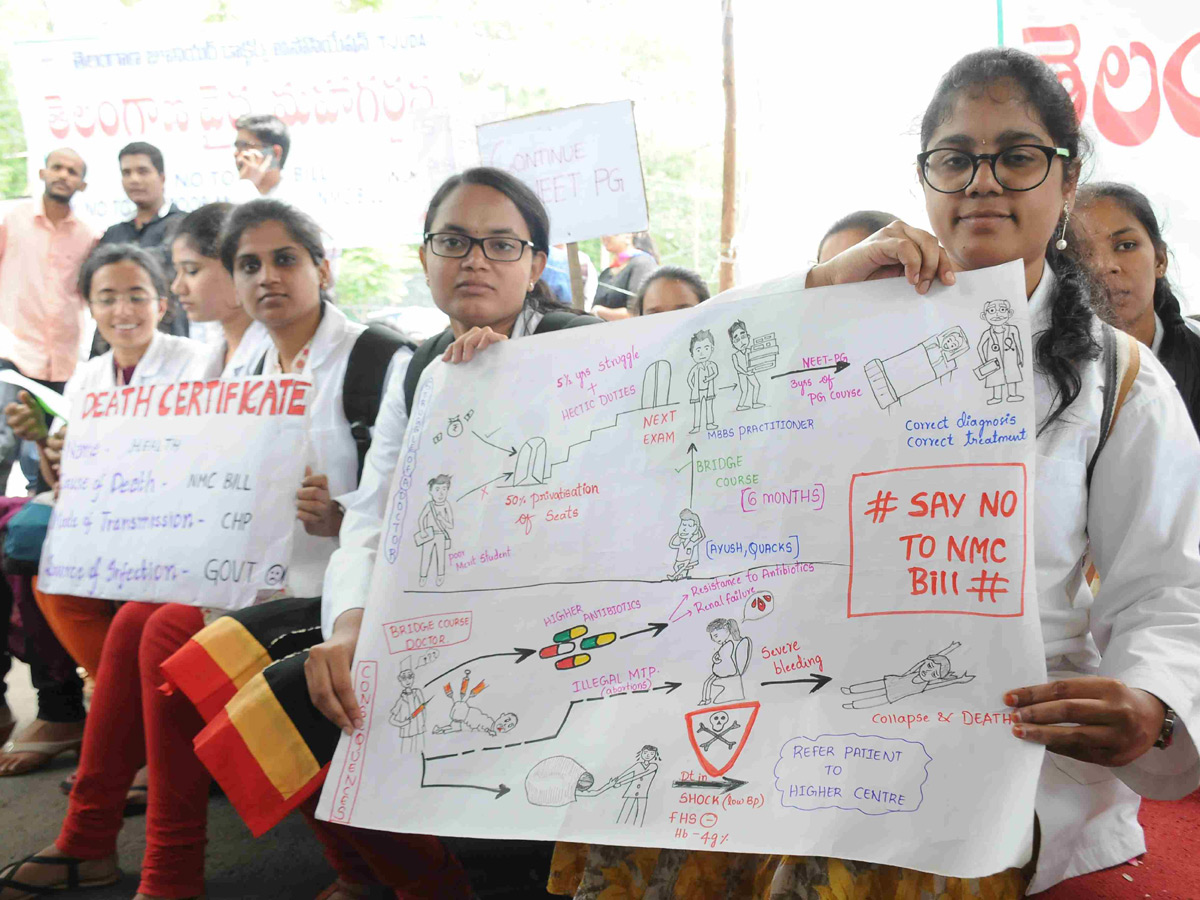 Junior doctors stage protest against NMC Bill in Hyderabad Photo Gallery - Sakshi2