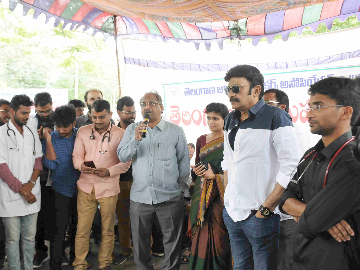 Junior doctors stage protest against NMC Bill in Hyderabad Photo Gallery - Sakshi10