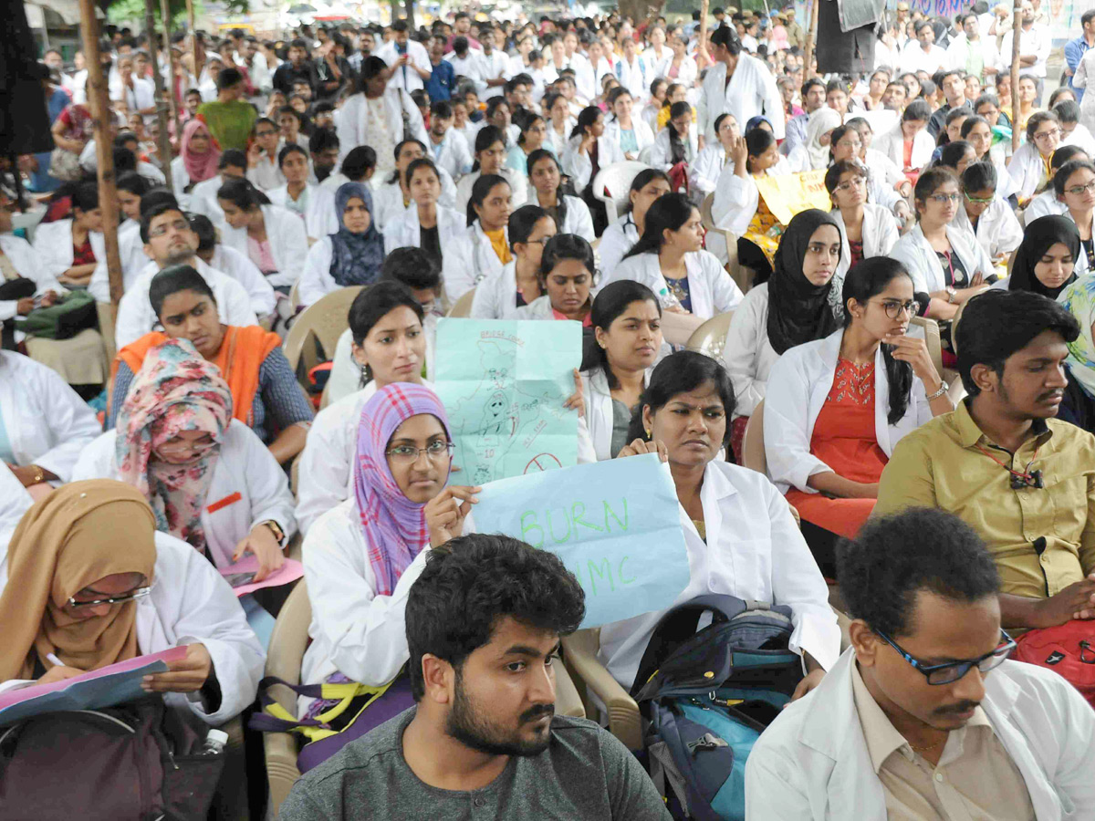 Junior doctors stage protest against NMC Bill in Hyderabad Photo Gallery - Sakshi11