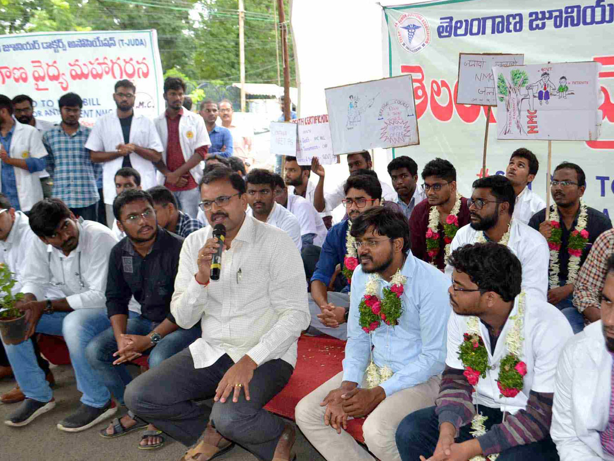 Junior doctors stage protest against NMC Bill in Hyderabad Photo Gallery - Sakshi14