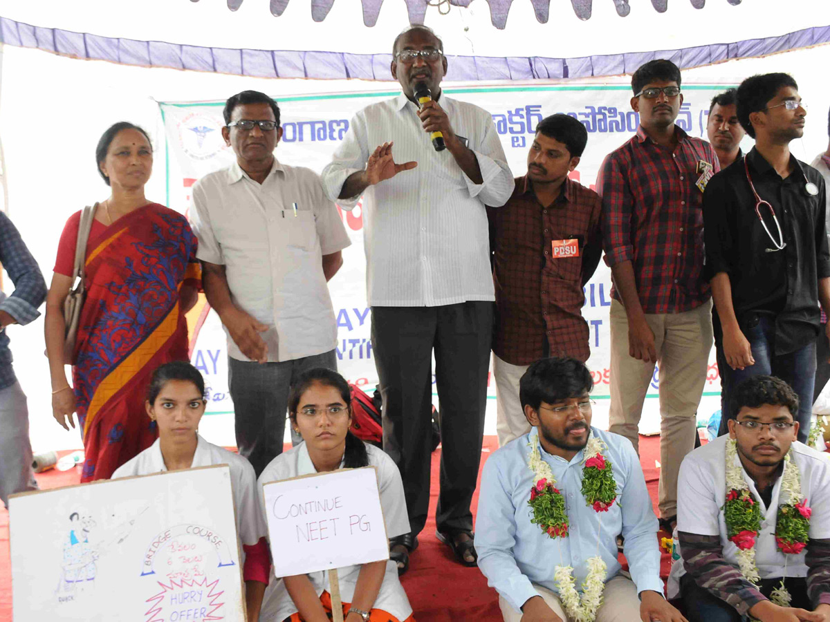 Junior doctors stage protest against NMC Bill in Hyderabad Photo Gallery - Sakshi3