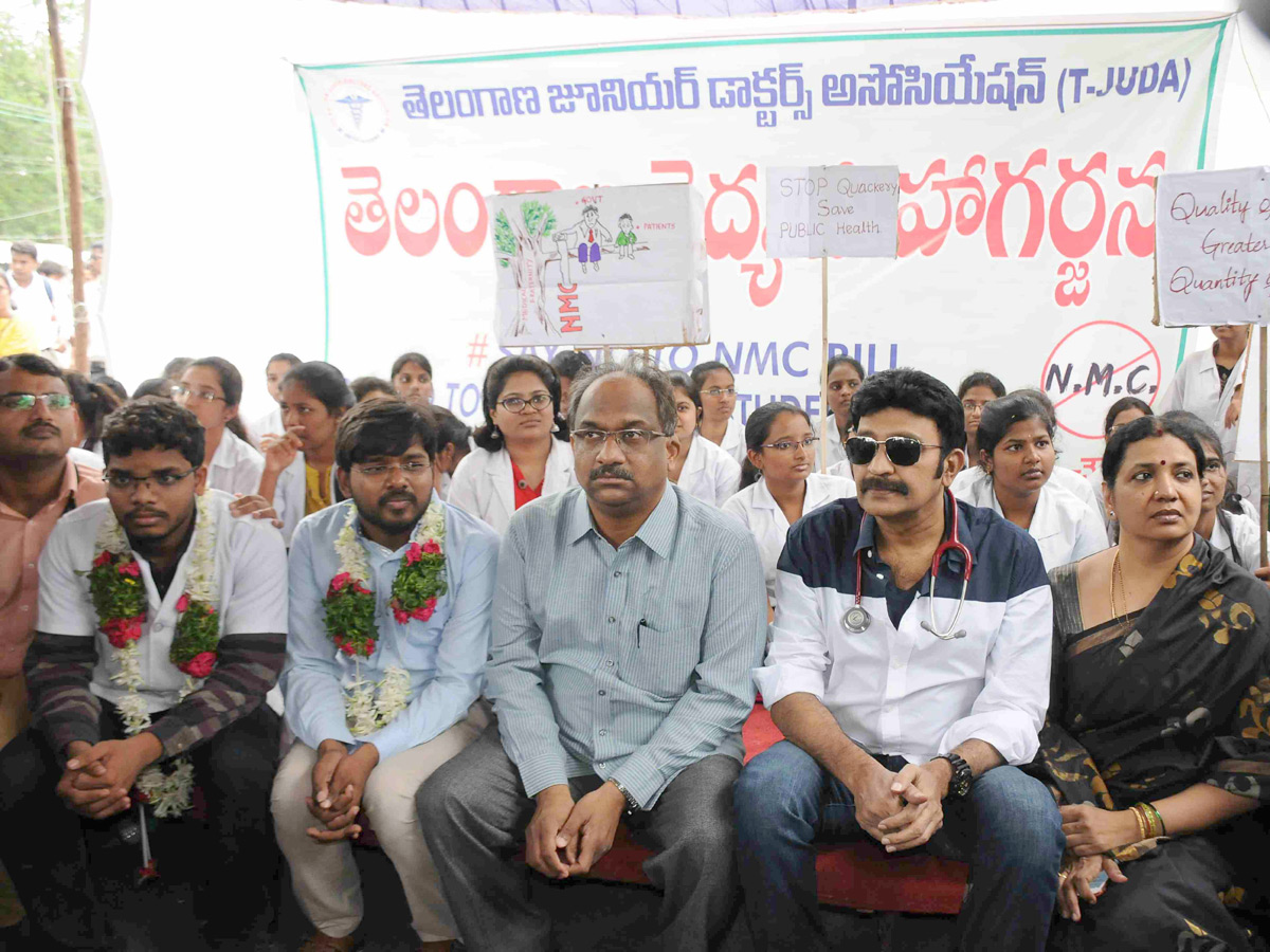 Junior doctors stage protest against NMC Bill in Hyderabad Photo Gallery - Sakshi1