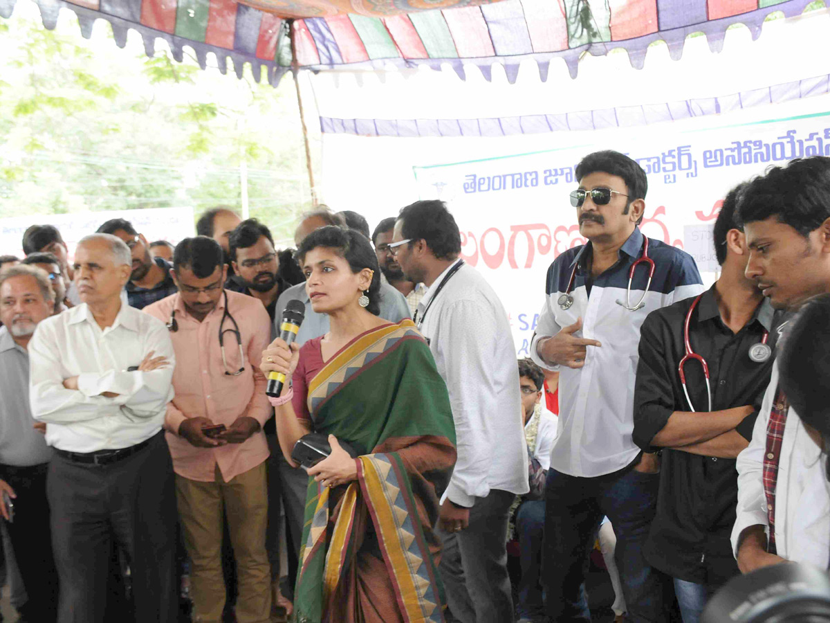 Junior doctors stage protest against NMC Bill in Hyderabad Photo Gallery - Sakshi5