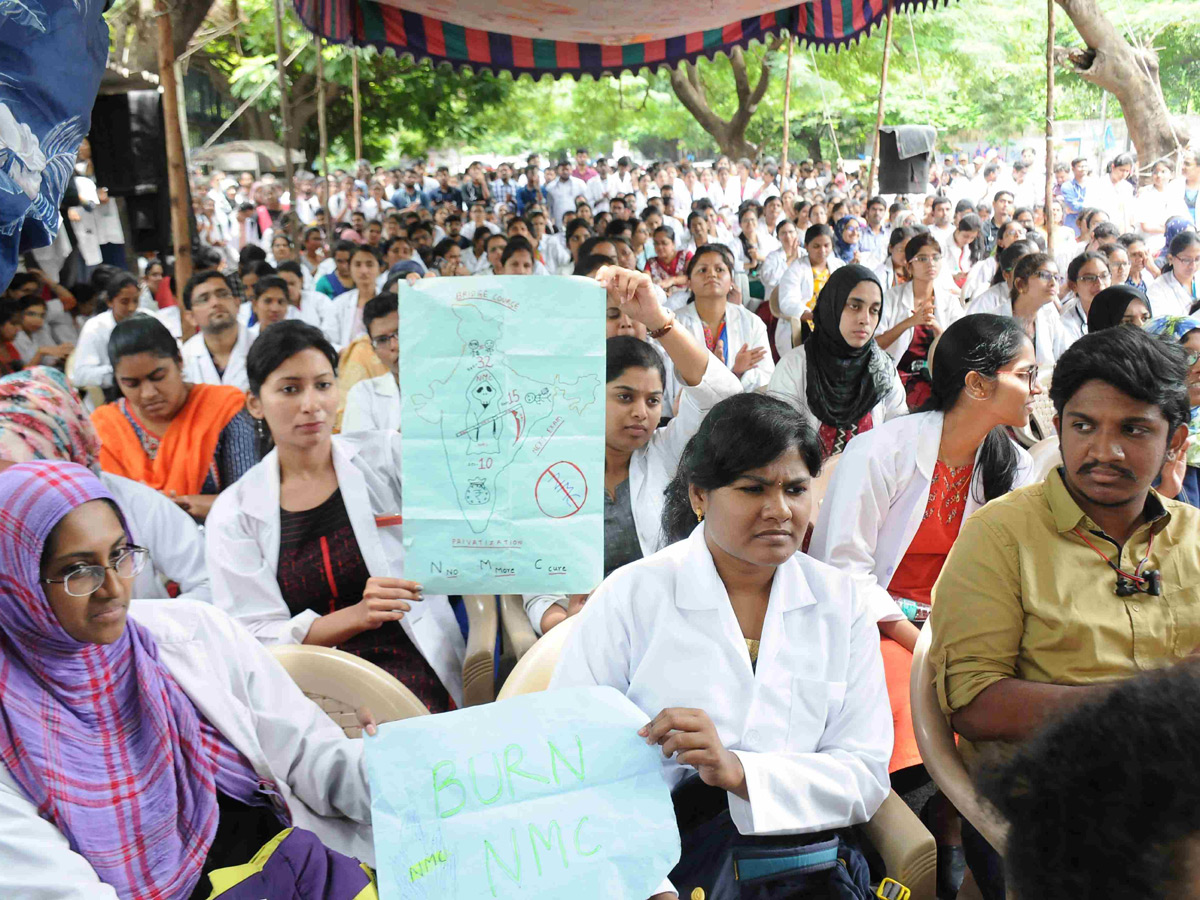 Junior doctors stage protest against NMC Bill in Hyderabad Photo Gallery - Sakshi9