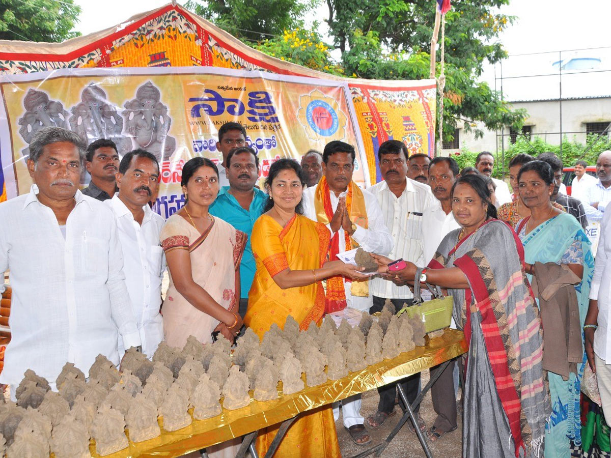 Ganesha Statues Distribution In Sakshi Photo Gallery - Sakshi12