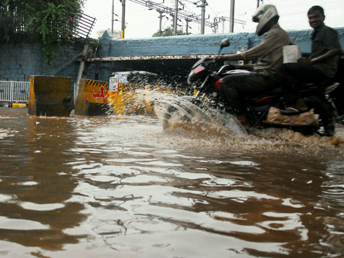 Heavy Rain in Hyderabad Photo Gallery - Sakshi18