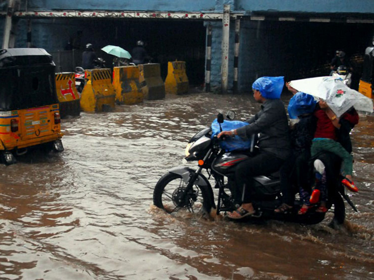 Heavy Rain in Hyderabad Photo Gallery - Sakshi20
