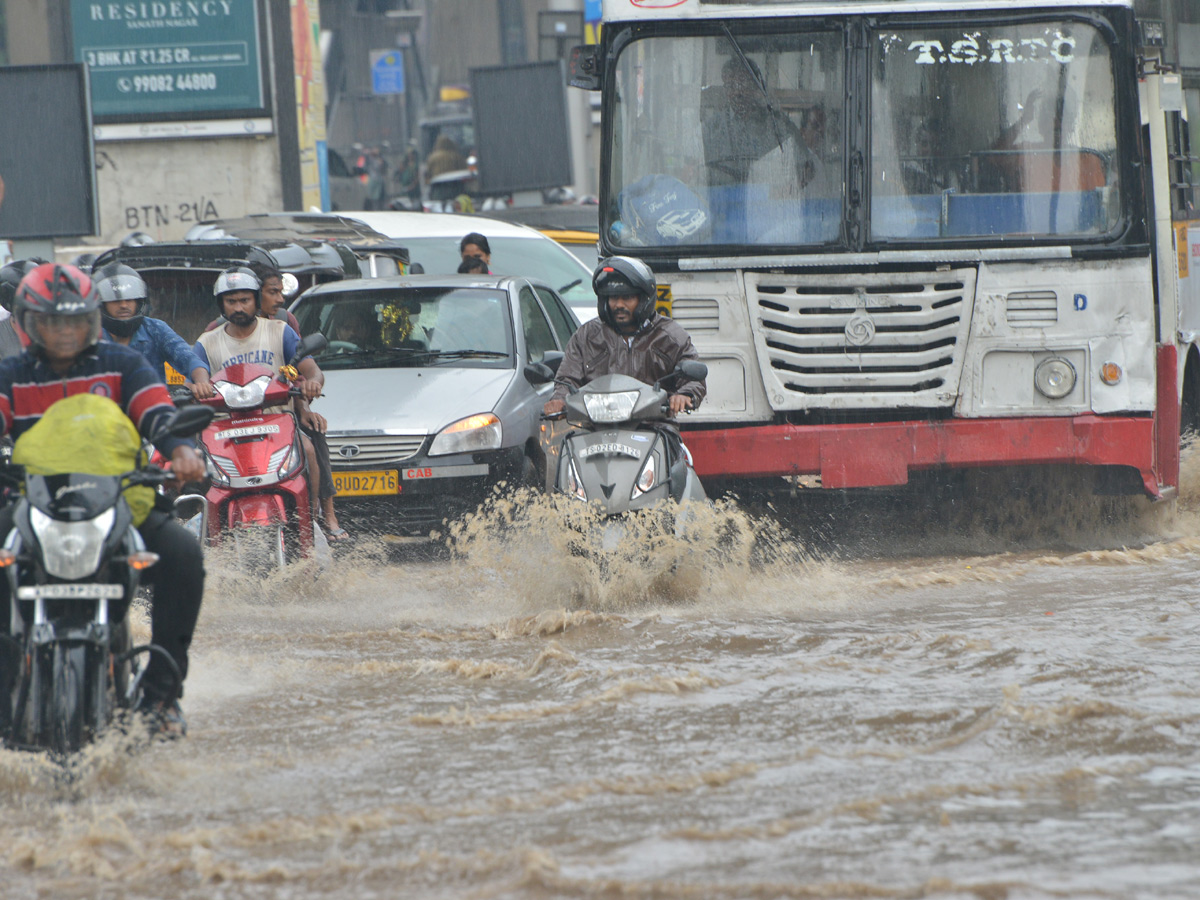Heavy Rain in Hyderabad Photo Gallery - Sakshi21