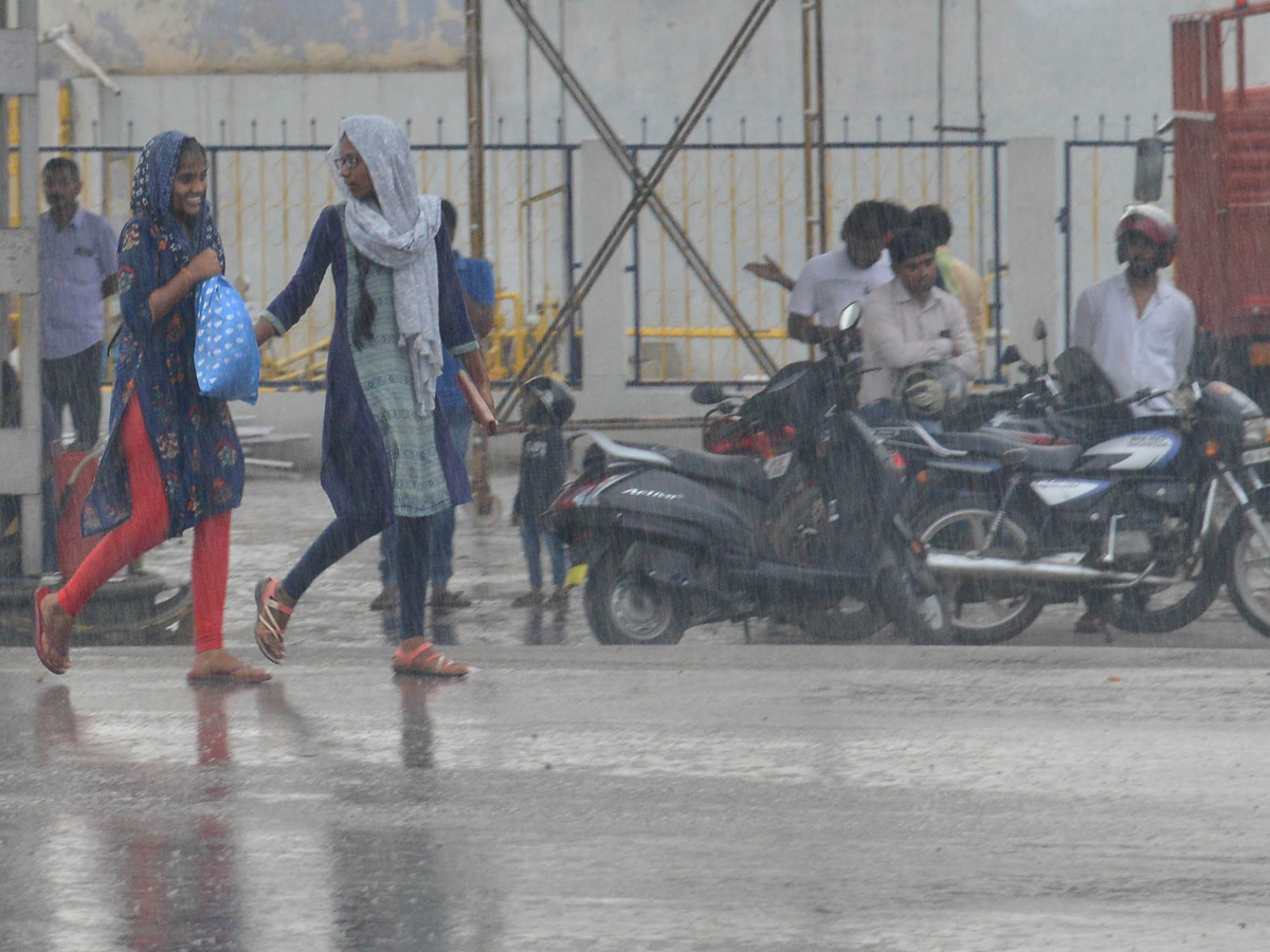 Heavy Rain in Hyderabad Photo Gallery - Sakshi29