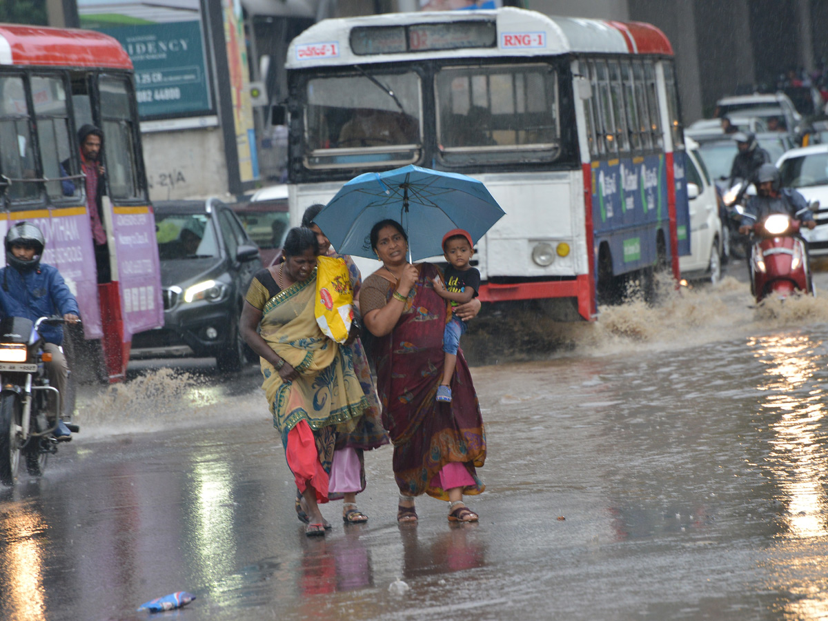 Heavy Rain in Hyderabad Photo Gallery - Sakshi8