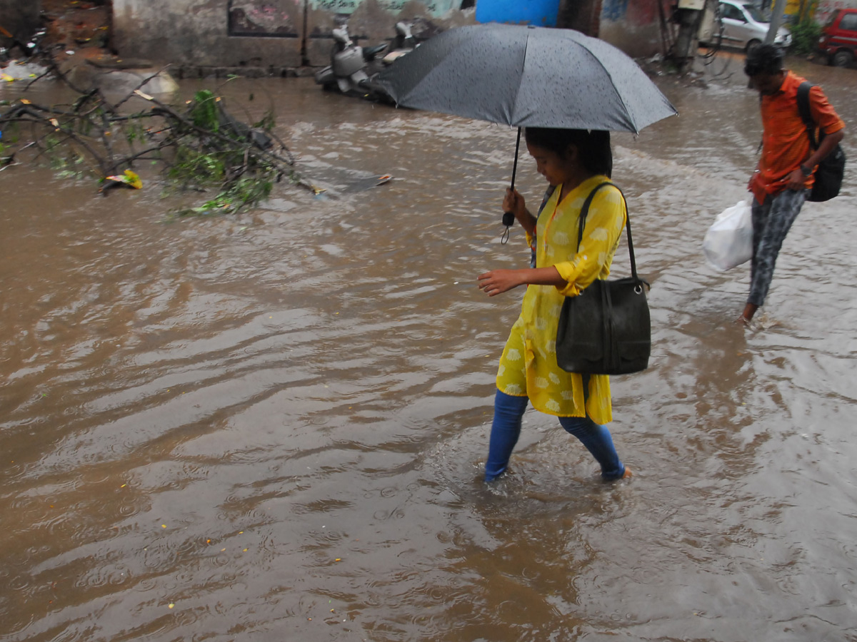 Heavy Rain in Hyderabad Photo Gallery - Sakshi9