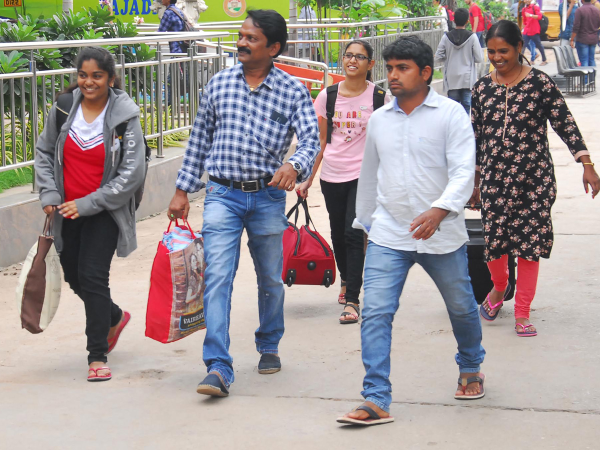 Hyderabad City Bus Stations Full of Rush Dussehra Festival - Sakshi12