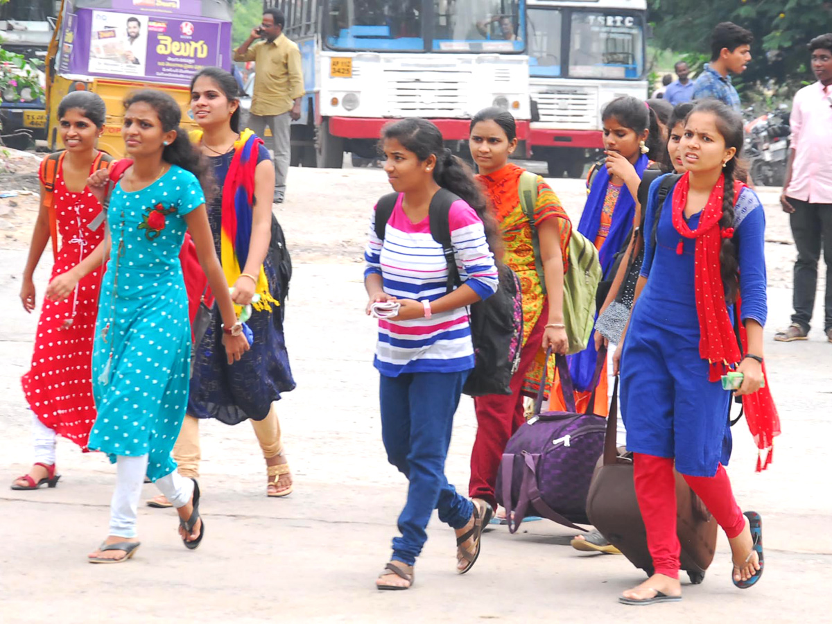 Hyderabad City Bus Stations Full of Rush Dussehra Festival - Sakshi1