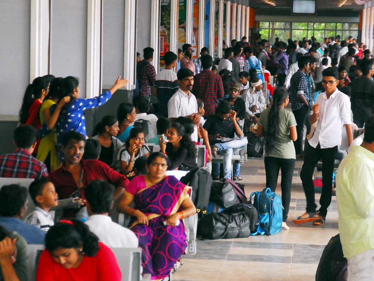 Hyderabad City Bus Stations Full of Rush Dussehra Festival - Sakshi4