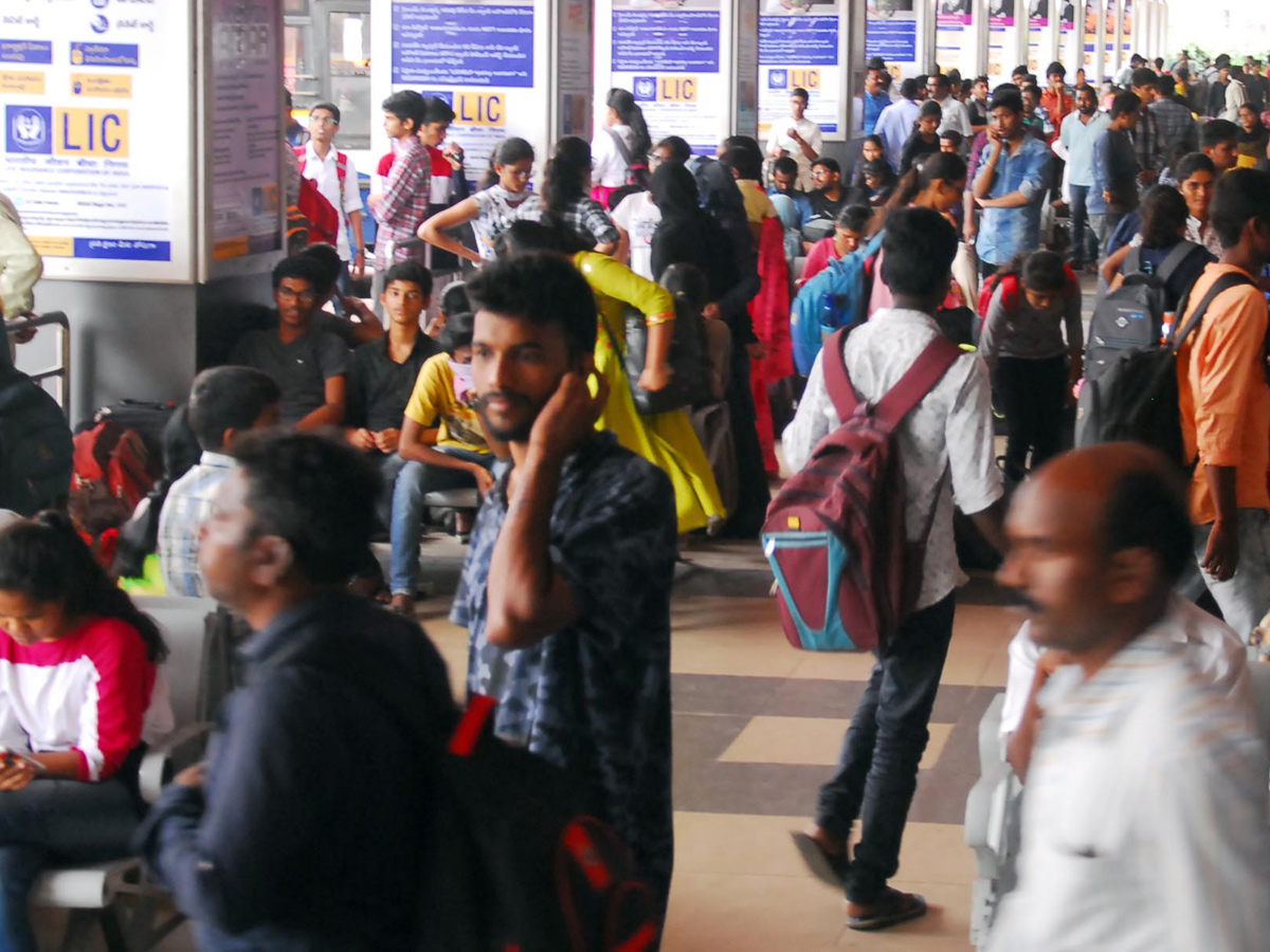 Hyderabad City Bus Stations Full of Rush Dussehra Festival - Sakshi5