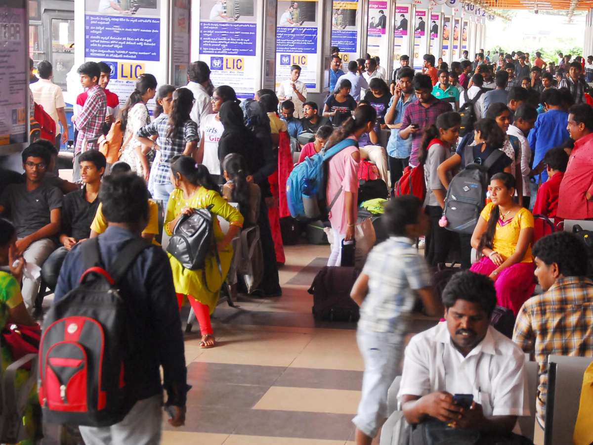 Hyderabad City Bus Stations Full of Rush Dussehra Festival - Sakshi6