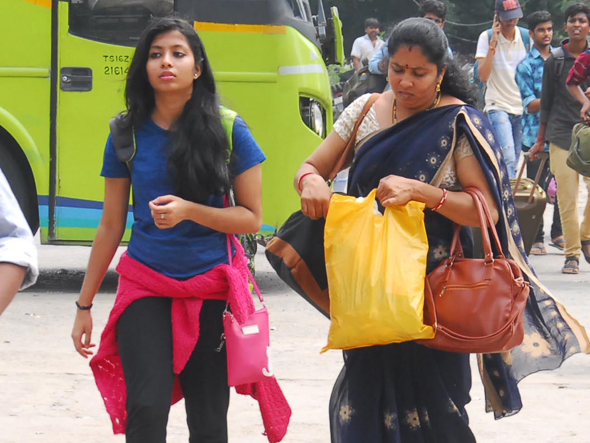Hyderabad City Bus Stations Full of Rush Dussehra Festival - Sakshi8