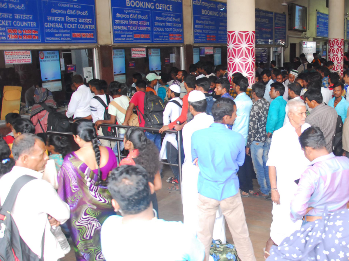 Hyderabad City Bus Stations Full of Rush Dussehra Festival - Sakshi15