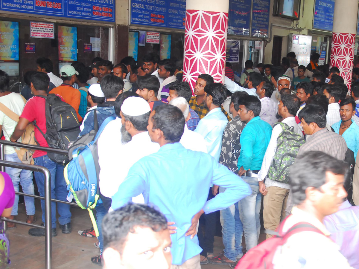 Hyderabad City Bus Stations Full of Rush Dussehra Festival - Sakshi16