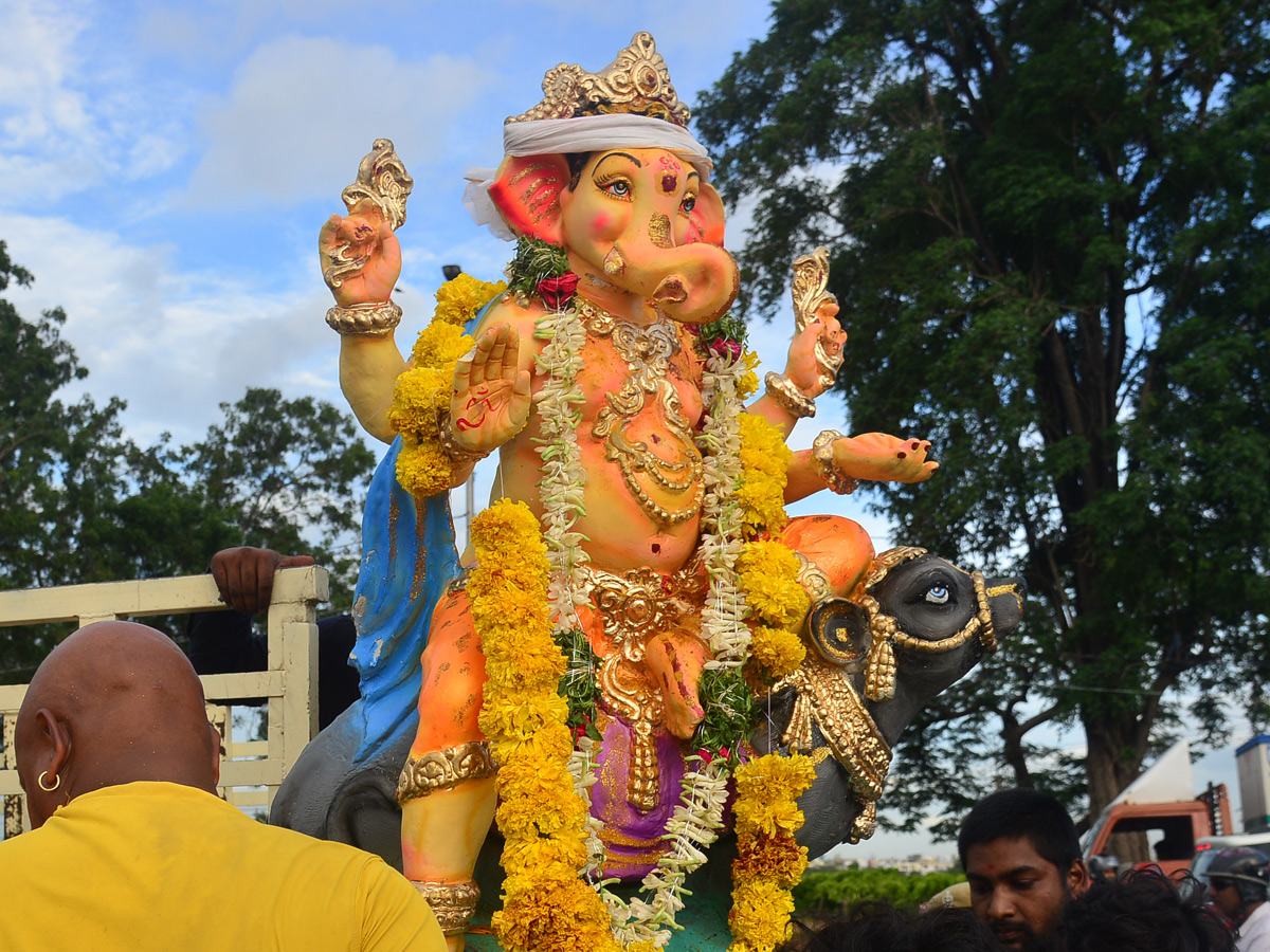 Ganesh Nimajjanam in Hussain Sagar Photo Gallery - Sakshi10