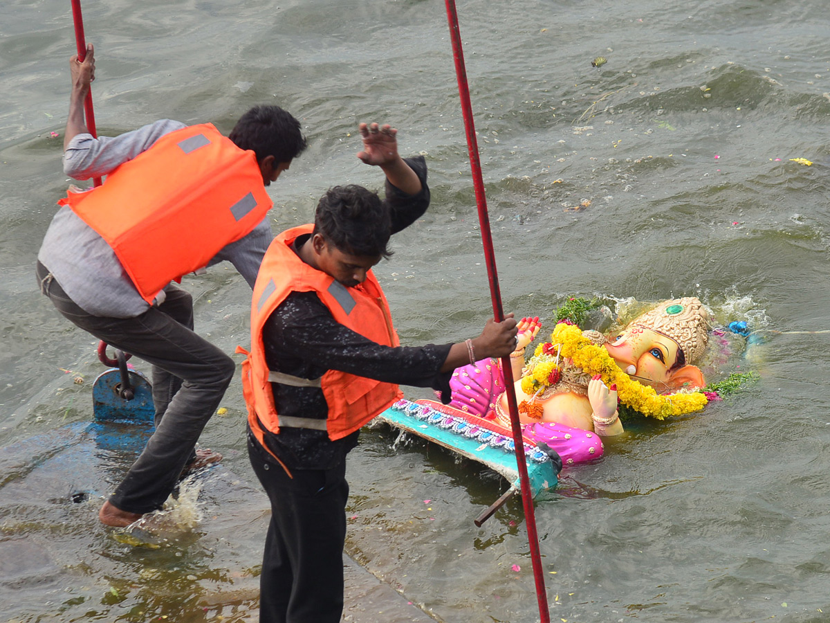 Ganesh Nimajjanam in Hussain Sagar Photo Gallery - Sakshi12