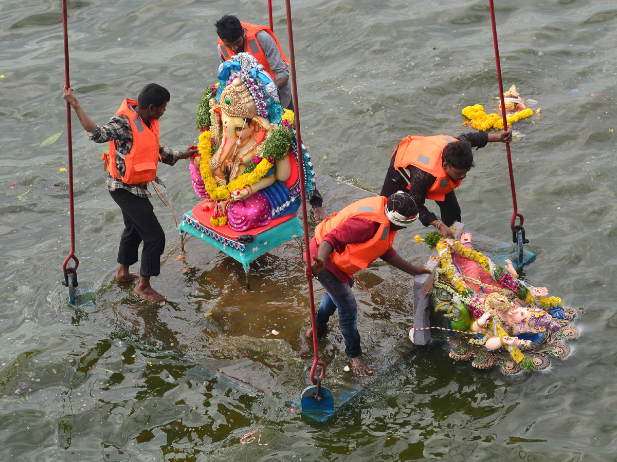 Ganesh Nimajjanam in Hussain Sagar Photo Gallery - Sakshi2