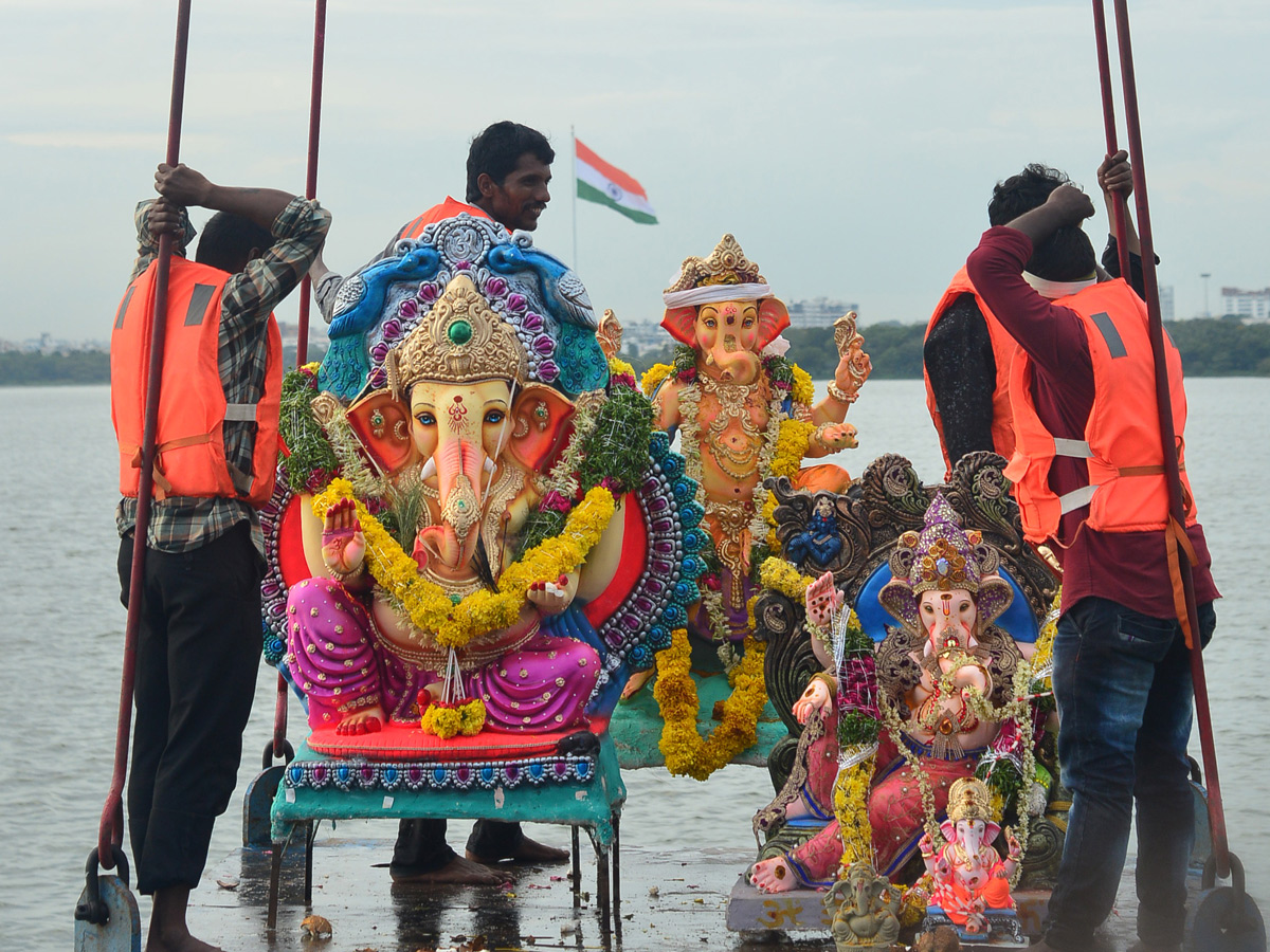 Ganesh Nimajjanam in Hussain Sagar Photo Gallery - Sakshi3