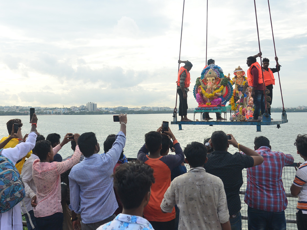 Ganesh Nimajjanam in Hussain Sagar Photo Gallery - Sakshi4
