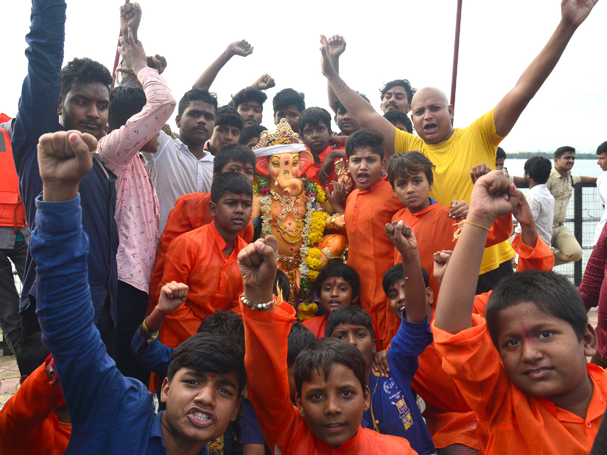 Ganesh Nimajjanam in Hussain Sagar Photo Gallery - Sakshi6