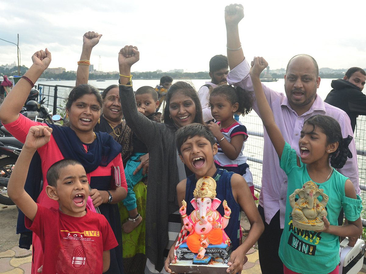 Ganesh Nimajjanam in Hussain Sagar Photo Gallery - Sakshi7