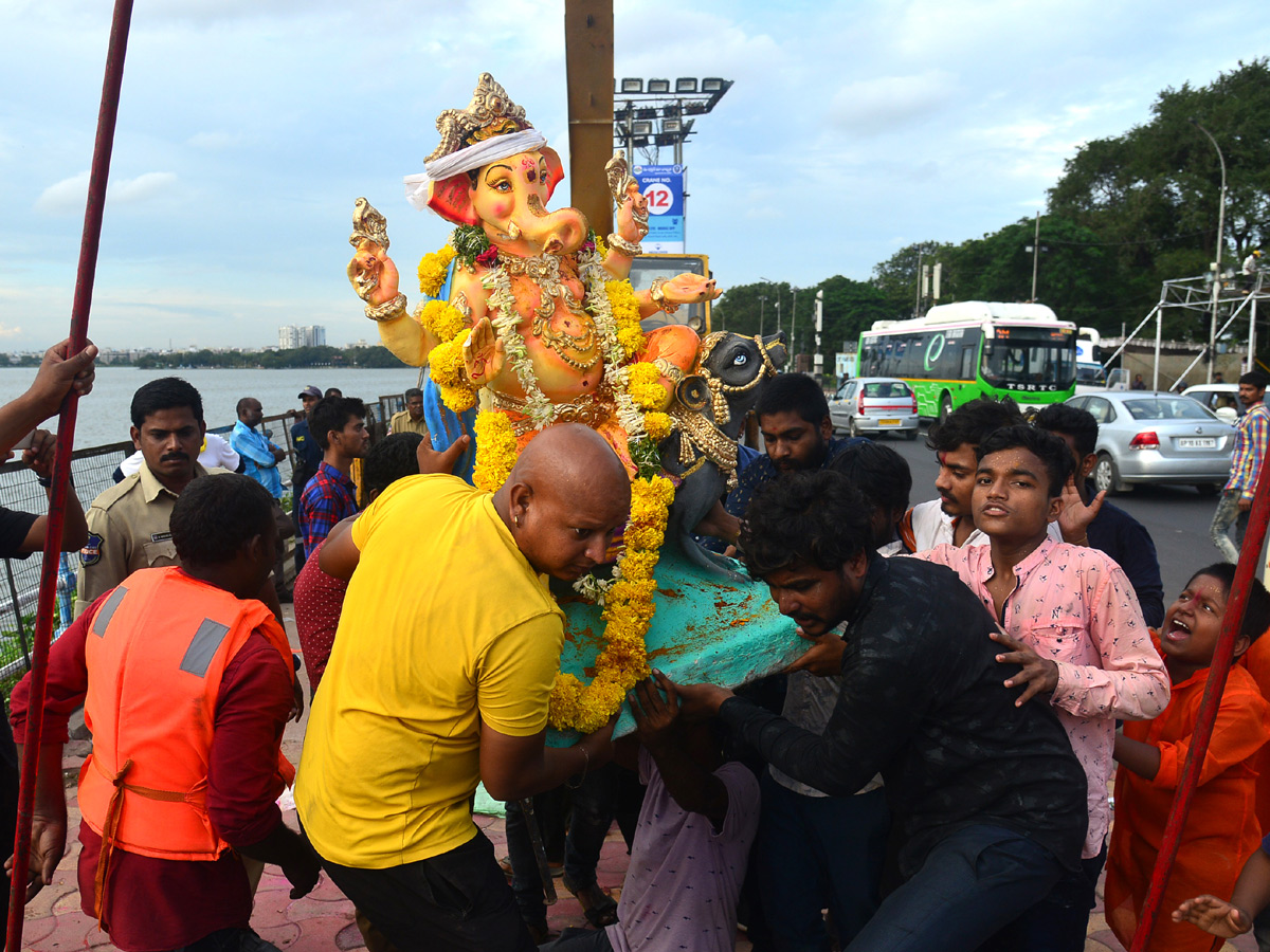 Ganesh Nimajjanam in Hussain Sagar Photo Gallery - Sakshi9