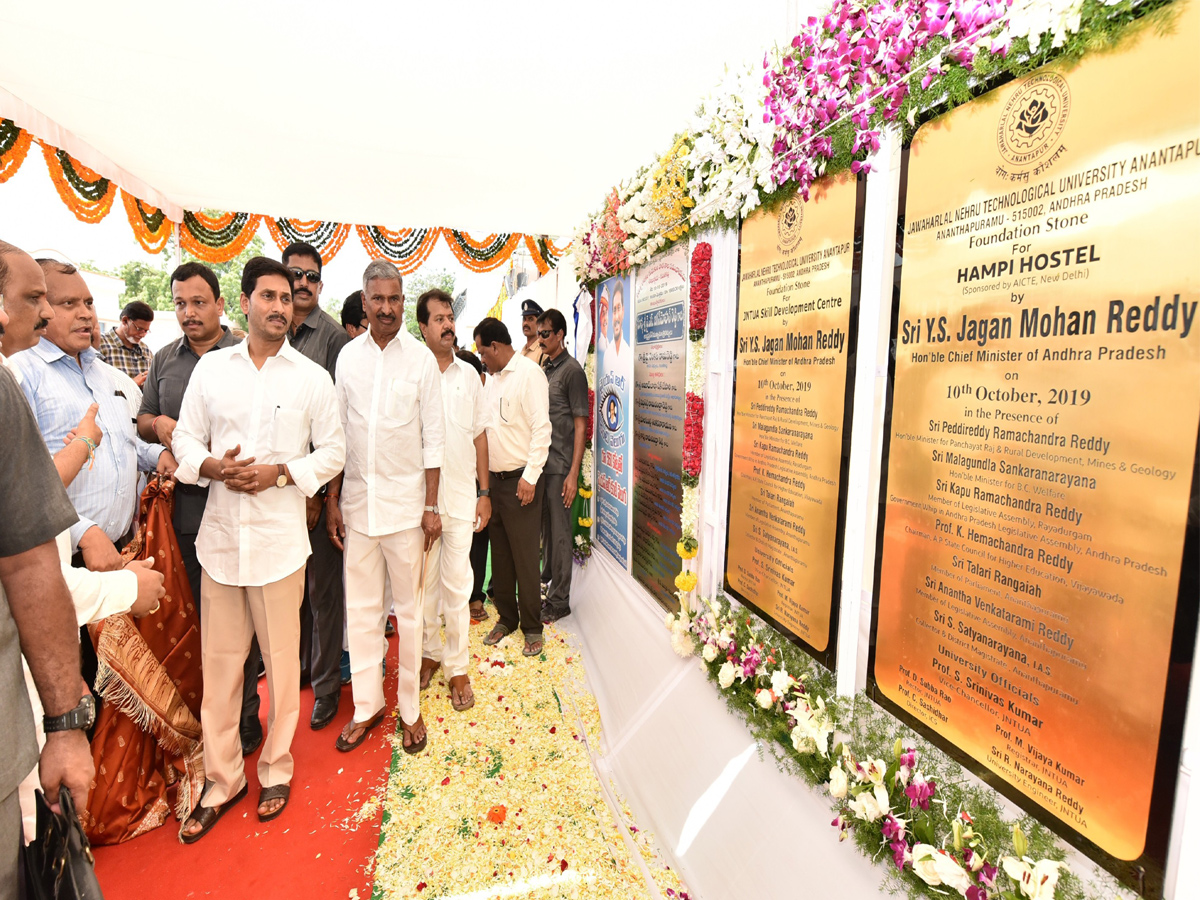 CM Jagan Launch YSR Kanti Velugu Scheme In Anantapur - Sakshi33