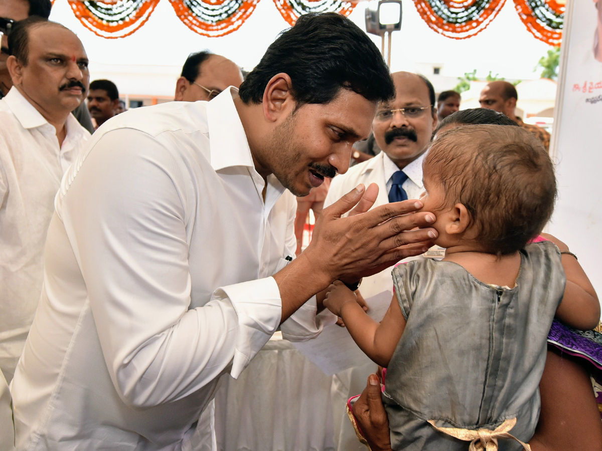 CM Jagan Launch YSR Kanti Velugu Scheme In Anantapur - Sakshi5