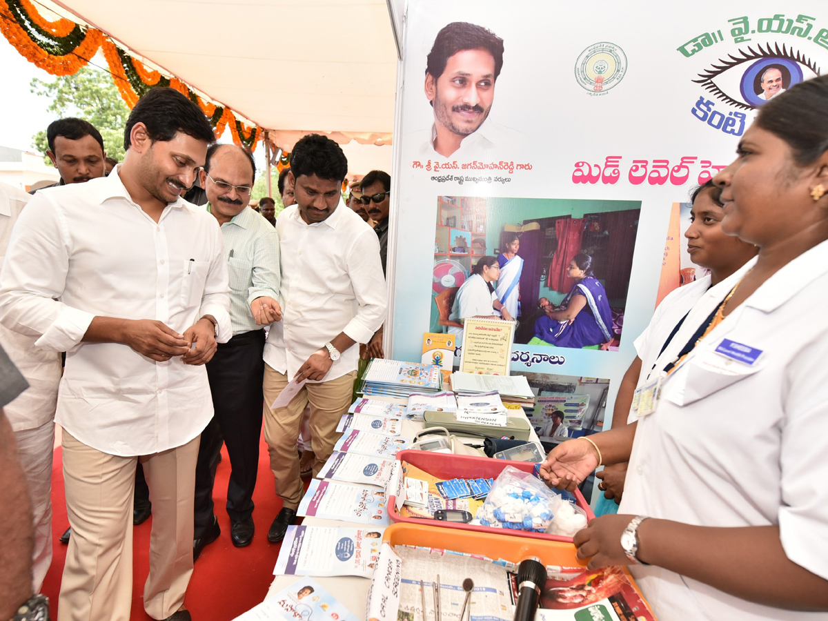 CM Jagan Launch YSR Kanti Velugu Scheme In Anantapur - Sakshi9