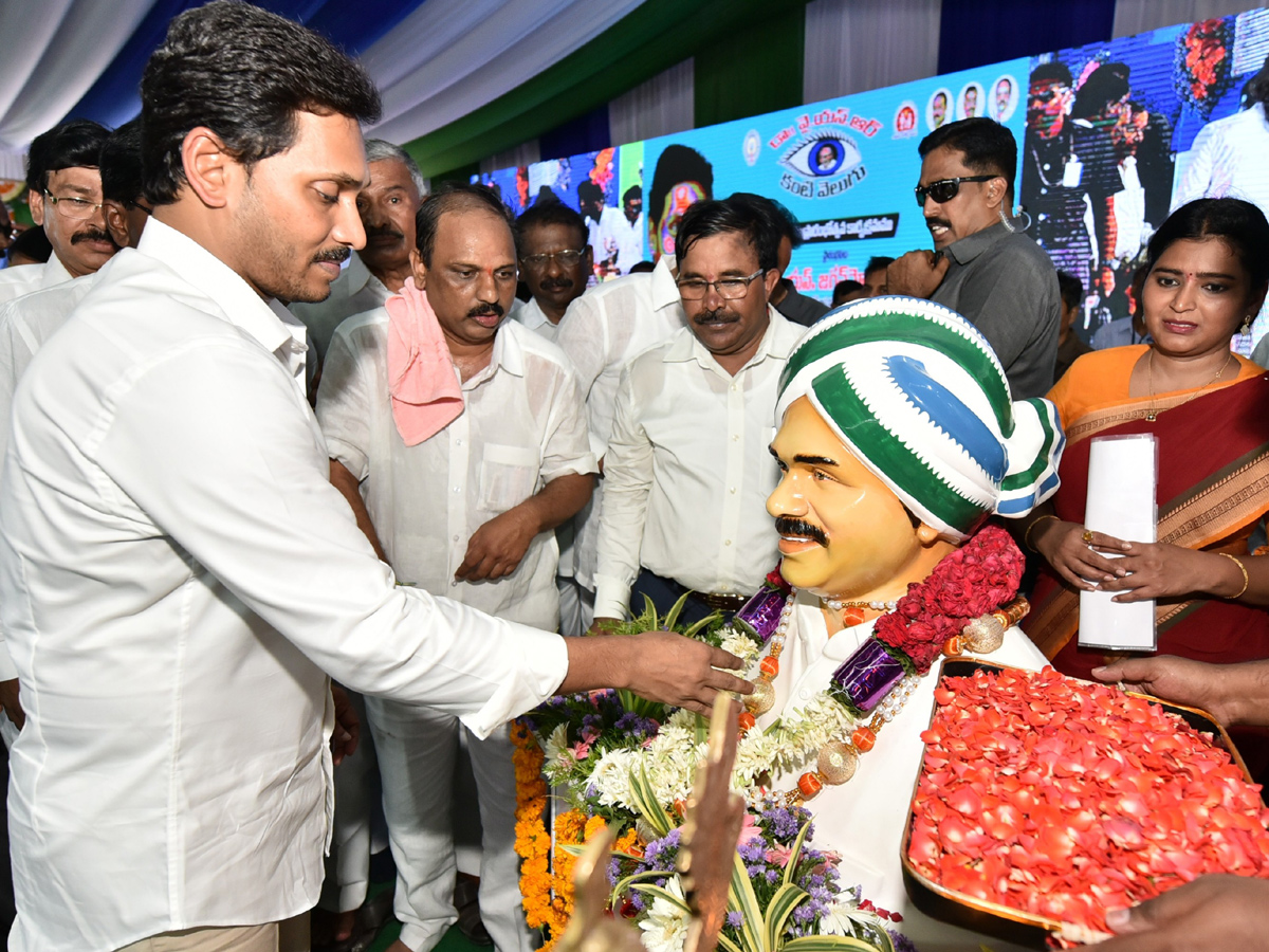 CM Jagan Launch YSR Kanti Velugu Scheme In Anantapur - Sakshi12