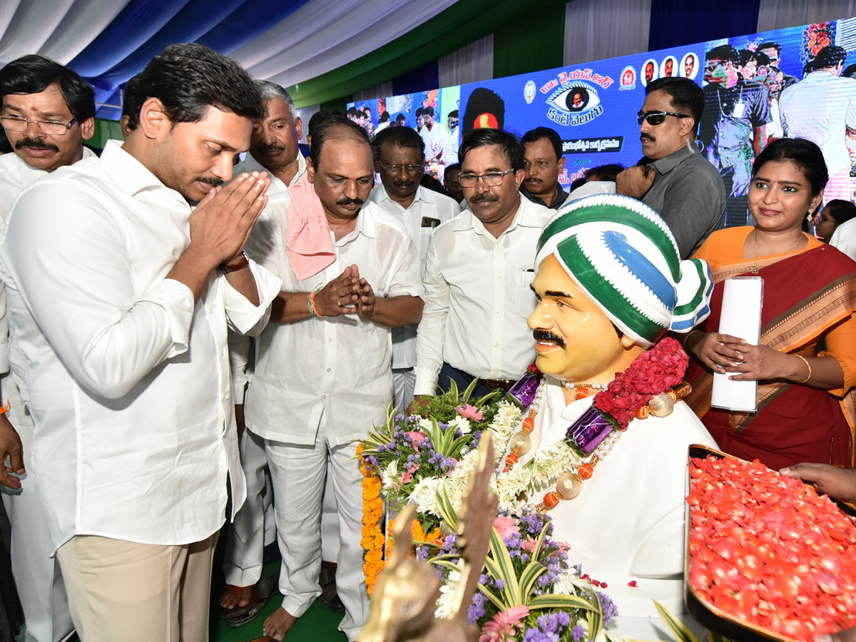 CM Jagan Launch YSR Kanti Velugu Scheme In Anantapur - Sakshi13