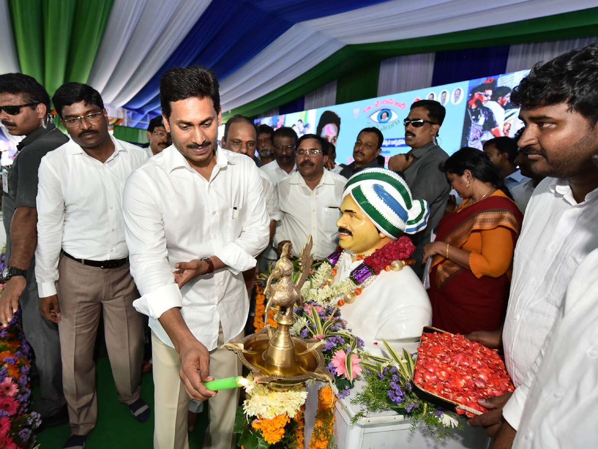 CM Jagan Launch YSR Kanti Velugu Scheme In Anantapur - Sakshi14