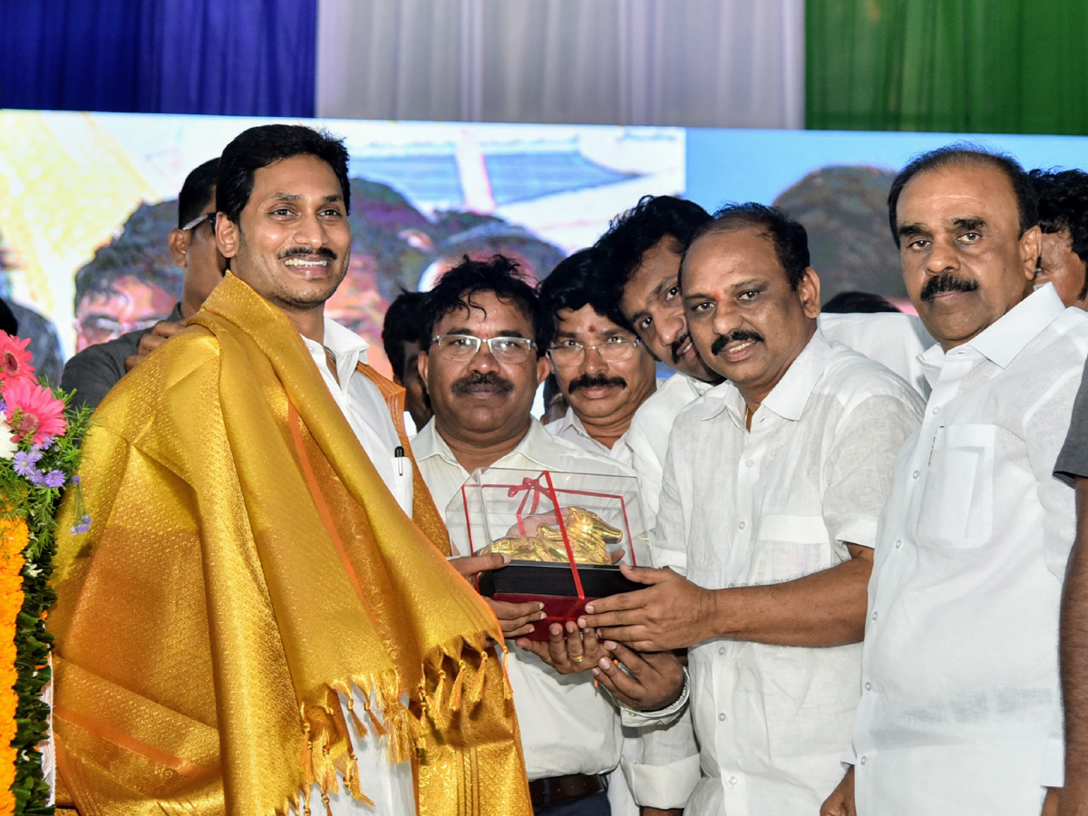 CM Jagan Launch YSR Kanti Velugu Scheme In Anantapur - Sakshi37