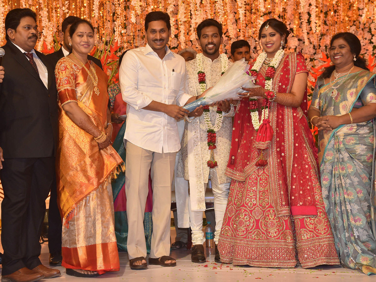 AP Home Minister Mekathoti Sucharitha Daughter Wedding Reception Photo Gallery - Sakshi1