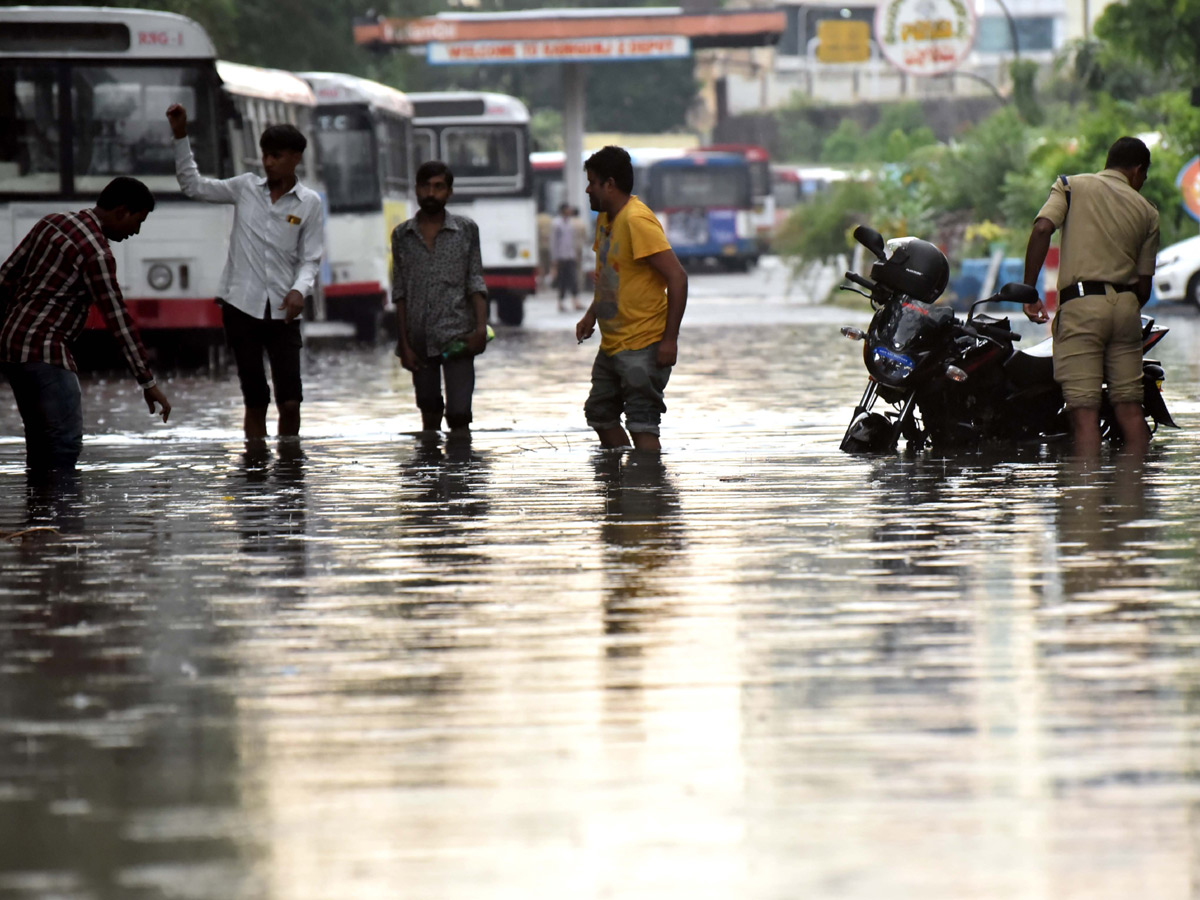 Heavy Rain in Hyderabad Photo Gallery - Sakshi11