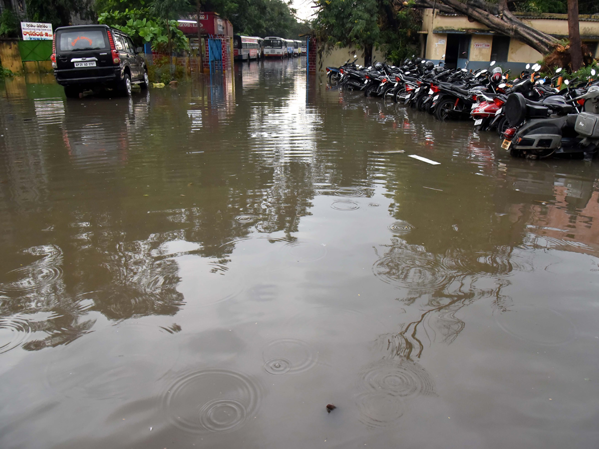 Heavy Rain in Hyderabad Photo Gallery - Sakshi15