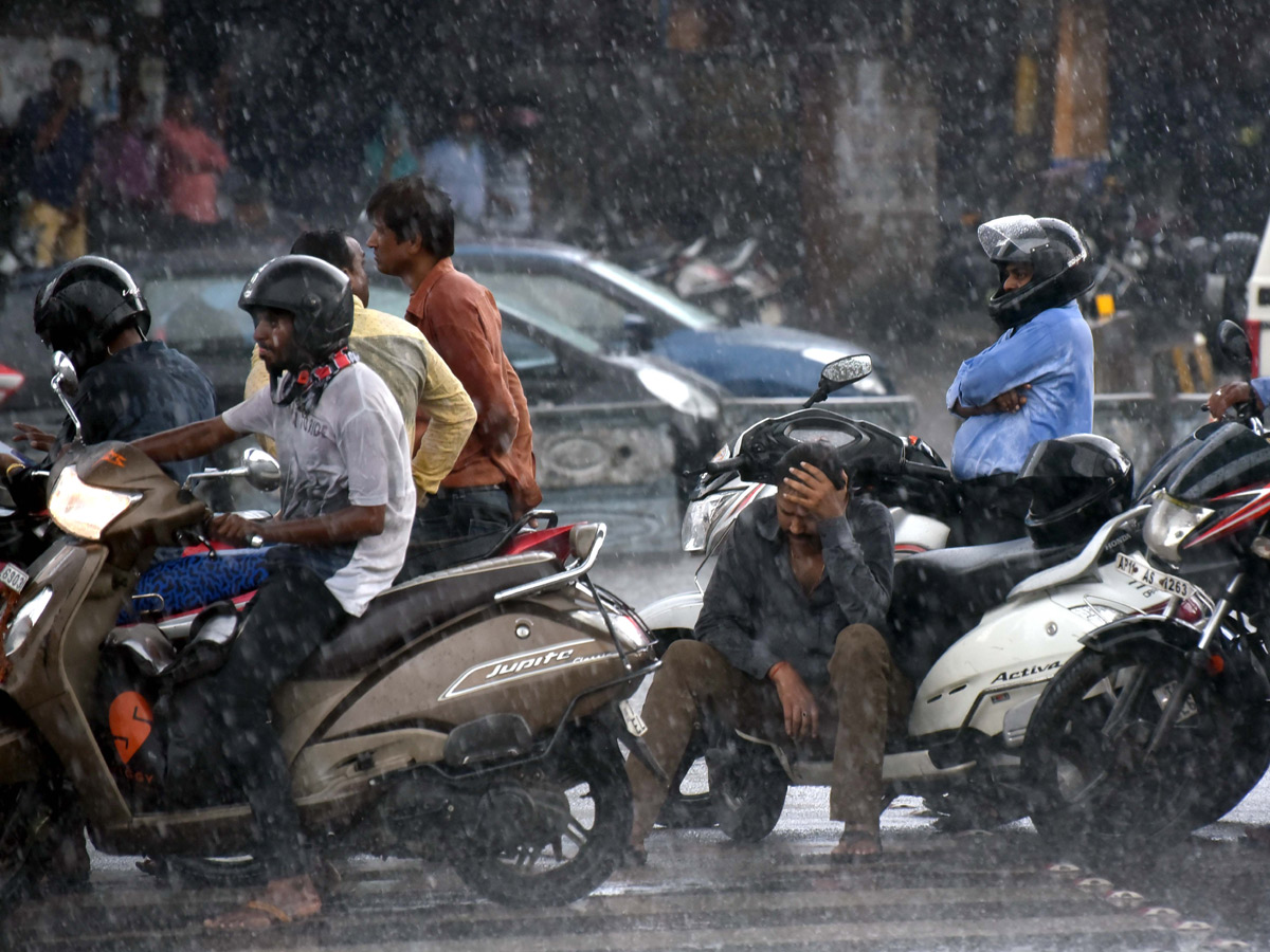 Heavy Rain in Hyderabad Photo Gallery - Sakshi16