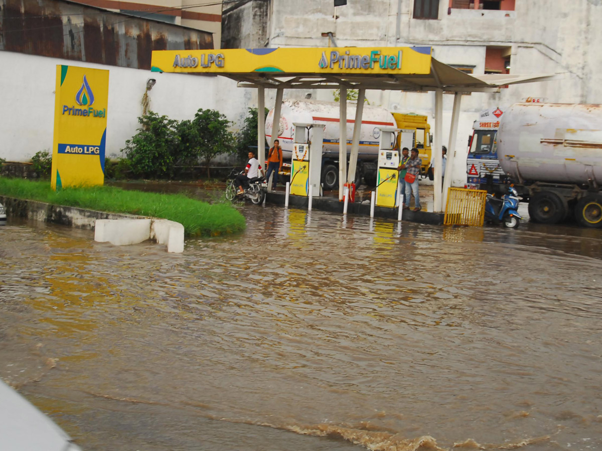 Heavy Rain in Hyderabad Photo Gallery - Sakshi17